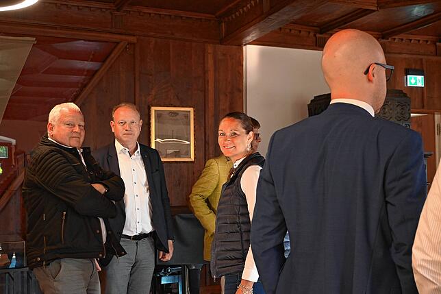 Auch Gortats Kollegen sind gekommen: Überlingens Oberbürgermeister Jan Zeitler (Mitte) im Gespräch mit Daniel Heß, Bürgermeister von ...