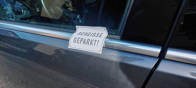 Übrigens: Spuren vom Kleber waren nach dem Entfernen der Nachricht noch auf dem Lack zu sehen.