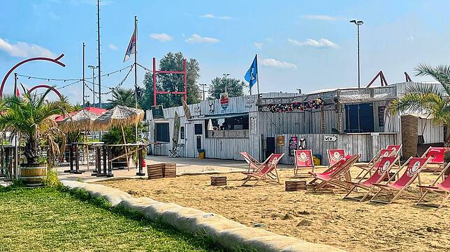 Seit 2021 gibt es auf Klein Venedig nun doch eine Strandbar. Im ersten Jahr wurde sie eilig errichtet und ohne Ausschreibung vergeben.
