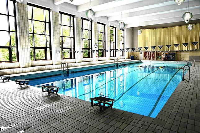 (Archivbild) Die Frage, ob das alte Hallenbad am Seerhein für Schulschwimmen geeignet ist, kommt im Prozess ebenfalls auf. Schon immer ...