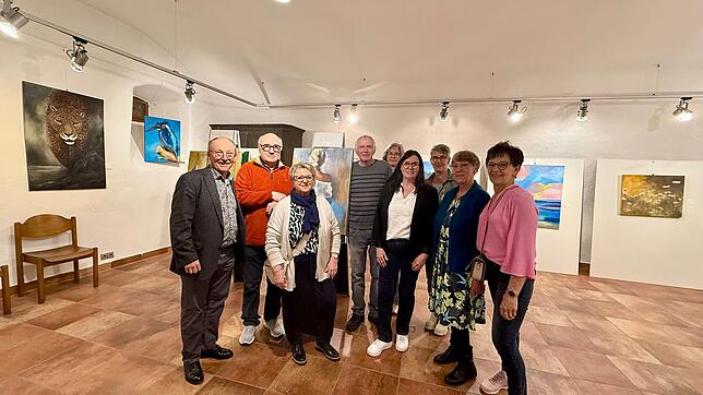 Jürgen Barabas, Vorsitzender des Museumsvereins Küssabeg (links), mit der Malgruppe 1 der Volkshochschule Klettgau unter der Leitung von ...
