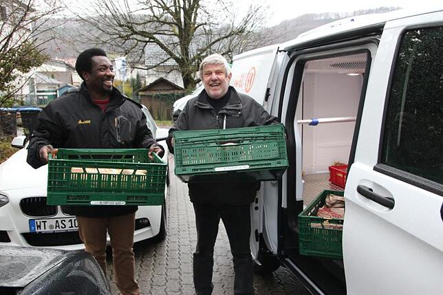 Emmanuel Oluwatyi und Walter Frank sind zwei der ehrenamtlichen Fahrer, die mehrmals in der Woche unterwegs sind und bei den ...