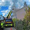Die Konstanzer Feuerwehr setzt zur Rettung von Bewohnern die Drehleiter ein. Aus dem Fenster schlägt bereits dicker Rauch.