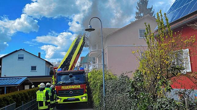 Die Konstanzer Feuerwehr setzt zur Rettung von Bewohnern die Drehleiter ein. Aus dem Fenster schlägt bereits dicker Rauch.