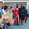 Obwohl es in Friedrichshafen keine Feuershow oder dergleichen gibt, bildet sich eine Menschenmenge am Kai, die das Geschehen beobachtet ...