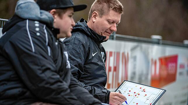 Der Taktiker: Co-Trainer Julian Tröndle (rechts) vom SV Waldhaus überlässt nichts dem Zufall. Sieben Siege in Folge und sechs von acht ...