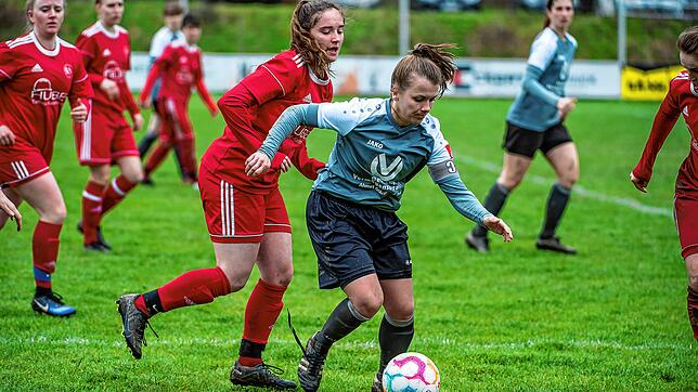 Derbysieg: Nina Sardu (rechts, verfolgt von Nathalie Kasper) machte mit ihrem Treffer den 2:0-Sieg des FC Hochrhein im ...