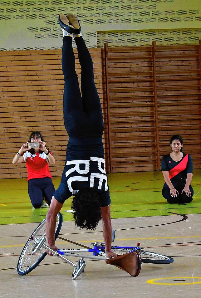 Akrobatisch: Der peruanische Kunstradfahrer Jorge „Koko“ Nazario schließt sein Programm mit einem Handstand auf dem ...