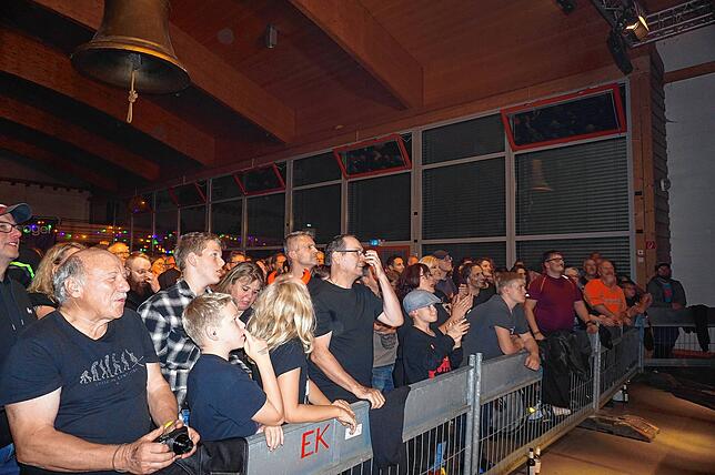 Bild 11: Barock serviert musikalisches Feuerwerk: Bilder der AC/DC Tribute Show in Unadingen