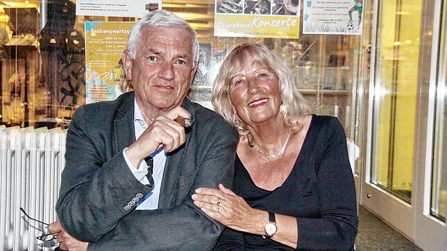 Bei der Lesung in Engen trifft Arnold Stadler seine Kindergarten-Freundin Brigitte Baerns aus Aach wieder. Foto: Christel Rossner