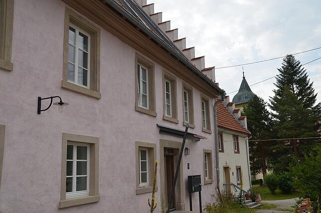 Die Fassade mit Blick auf die Pfarrkirche St. Blasius.