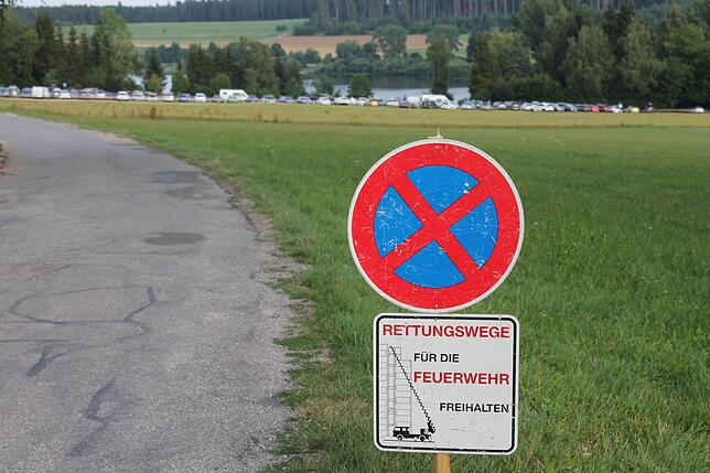 Mitt provisorischen Schildern versucht man, die Situartion im Griff zu behalten.