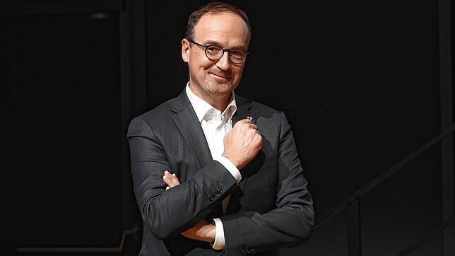Oberbürgermeister Uli Burchardt erobert erneut das Rathaus in Konstanz. Die Freude über seine Wiederwahl steht ihm ins Gesicht geschrieben.