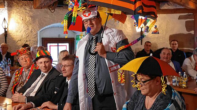 Von keiner Verkleidung (hier 2019) und erst recht vor keiner Anklage durch die Narren, ließ sich Bürgermeister Alexander Guhl ...