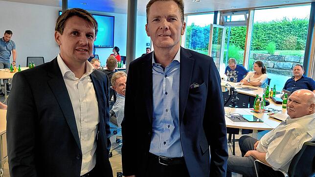 Der Vorsitzende der Sparkasse Hegau-Bodensee, Alexander Endlich, und sein Stellvertreter Jens Heinert erklärten dem Gemeinderat ...