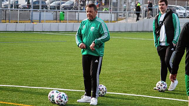 Bei der Arbeit: Für Trainer Raimund Hübner ist die Partie seines SV Rheintal bei Spitzenreiter FC Hochrhein ein Heimspiel. Hübner wohnt ...