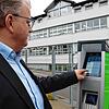 Einfach zu handhaben sind die Bezahl-Terminals der Bonndorfer Hectronic GmbH, wie Geschäftsführer Frank Gampp an diesem Terminal zeigt. ...