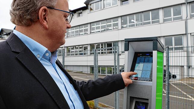 Einfach zu handhaben sind die Bezahl-Terminals der Bonndorfer Hectronic GmbH, wie Geschäftsführer Frank Gampp an diesem Terminal zeigt. ...