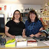 Buchhändlerin Simone Roth mit der Inhaberin Sabine Hauser (von links) von der Buchhaltestelle VS an der Brunnenstraße.