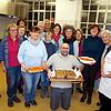 Koscher kochen in der Stoll -Vita-Stiftung: Die Teilnehmer zeigen voller Stolz und Freude einen Teil der gekochten Gerichte, rechts ...
