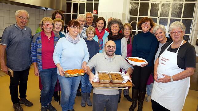 Koscher kochen in der Stoll -Vita-Stiftung: Die Teilnehmer zeigen voller Stolz und Freude einen Teil der gekochten Gerichte, rechts ...
