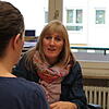 Renate Hold aus dem Leitungsteam des Mehrgenerationenhauses befindet sich im Gespräch mit einer Frau, die mit ihren vier Kindern von der ...