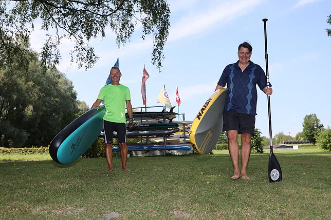 Auf geht‘s: Redakteur Andreas Schuler (rechts) und SUP-Instructor Ulf Meßmer bringen die Boards zu Wasser. Hier war der ...