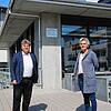 Die Schulleiter Holger Seitz und Beate Clot stehen auf dem Pausenhof des Schulverbunds Nellenburg. Links im Hintergrund ist ein ...