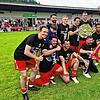 Die Spieler des FC Uhldingen positionieren sich nach dem Spiel für einige Fotos auf dem Rasen. Mit dabei: Die Meisterschale! Zwar nicht ...