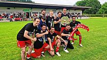 Die Spieler des FC Uhldingen positionieren sich nach dem Spiel für einige Fotos auf dem Rasen. Mit dabei: Die Meisterschale! Zwar nicht ...