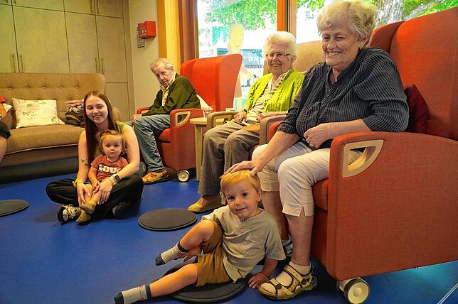 Im Ärztehaus Tengen kommt zusammen, was zusammen gehört: Senioren-Tagespflege und Kinderkrippe profitieren voneinander. Aber stimmt das ...