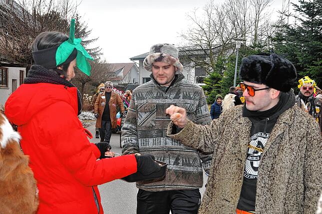 Bild 22: Narrenzunft Bitzenhofen trommelt unzählige Menschen am Festplatz in Bitzenhofen zusammen - das sind die Bilder