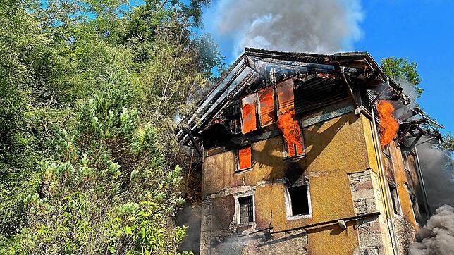 In einem leerstehenden Gebäude im Wald bei Dogern ist am Samstag ein Brand ausgebrochen. Die Feuerwehren aus Dogern und Waldshut waren ...