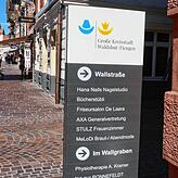 Kleinere „Händler-Stele“: Sie verweist in der Kaiserstraße auf angrenzende Geschäfte in Seitenstraßen.