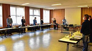 Tief bewegt legen die Mitglieder des Tennenbronner Ortschaftsrates am Dienstag eine Schweigeminute für die beiden Mitglieder der Familie ...