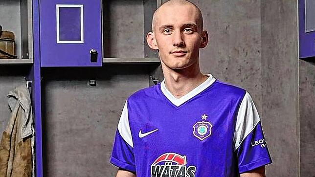 Omar Sijaric durfte als erster Spieler von Erzgebirge Aue in das Trikot für die Saison 2022/23 schlüpfen.