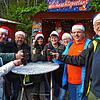 Die Freunde aus Bretten haben die Geburtstagsfeier auf den Weihnachtsmarkt in der Ravennaschlucht verlegt (von links): Birgit Bippus, ...