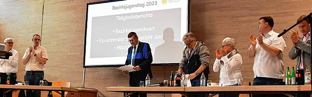 Anerkennung: Stehend applaudierten die Mitglieder des Bezirksjugendausschusses gemeinsam mit den Vertretern der 90 Vereine dem ...