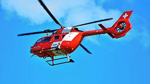 Ein Schweizer Rettungshubschrauber im Einsatz. (Symbolbild) Ein 17-Jähriger wurde nach einem Unfall in Laufenburg mit dem Helikopter in ...