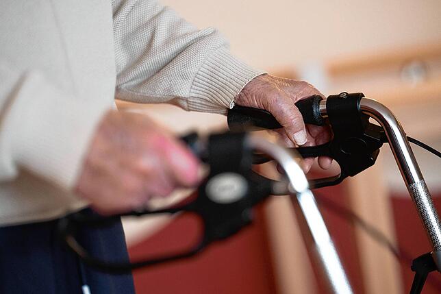 Ein Pflegebedürftiger mit Rollator. Wenn das Alleinleben nicht mehr möglich ist, springen oft Angehörige ein.