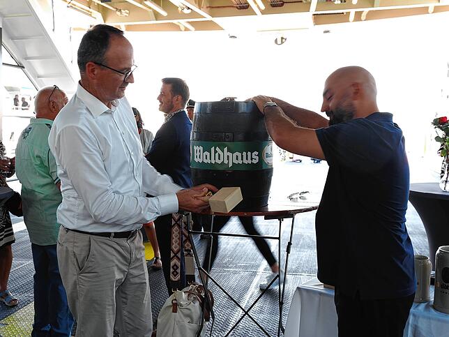 Bild 21: Die neue Fähre wird im Staader Hafen feierlich auf &bdquo;Richmond&ldquo; getauft. Diese Besucher sind dabei