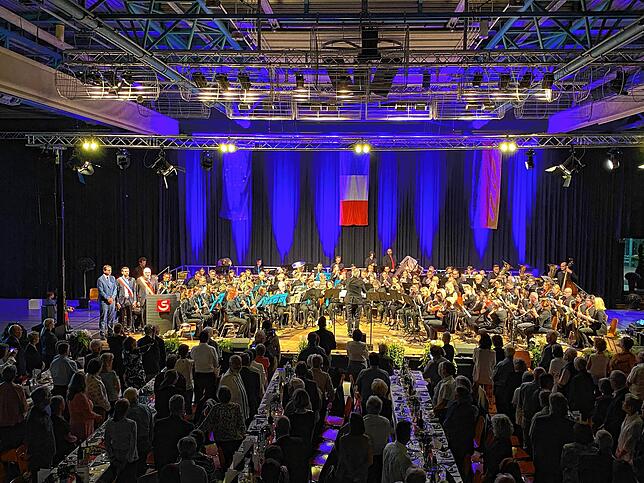 Rund 100 Musiker spielten für die Gäste aus Stockach und La Roche sur Foron. Zum Abschluss erklangen beide Nationalhymnen.