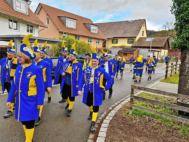 Der Narrenverein Moofanger Liggeringen auf dem Weg zum Kindergarten.