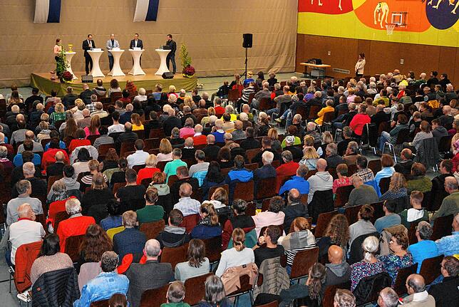 Rund 700 Bürger waren zur offiziellen Kandidatenvorstellung in die Gemeindehalle in Erzingen am Mittwoch gekommen.