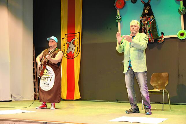 Rainer Brehm (links) und Konrad Jäger erklären dem Publikum die Fasnacht.