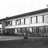 So sah die Schule vom Schulhof aus gesehen in den 1960ern aus. Der Eingangsbereich war links oben bei den Säulen. An der Hausfront ...