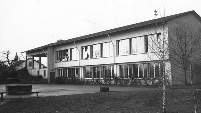 So sah die Schule vom Schulhof aus gesehen in den 1960ern aus. Der Eingangsbereich war links oben bei den Säulen. An der Hausfront ...