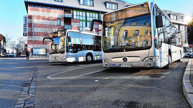 Zwei &bdquo;Silberpfeile&ldquo; am Stadtbahnhof: Wie lange müssen Fahrgäste hier noch im Regen stehen, fragte Stadtverkehrs-Chef Norbert ...
