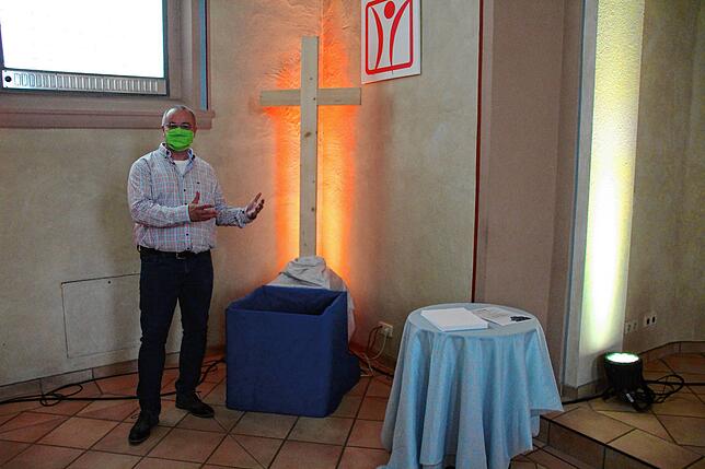Offene Kirche: Seine Sorgen aufschreiben, zerknüllen und mit gezieltem Wurf in die Kiste loswerden kann man in der evangelischen Kirche ...