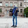 Schulleiter Jürgen Kaz vor dem Humboldt-Gymnasium. Das Virus ist nun auch hier angekommen. Vorsorglich hat er die Jahrgangsstufe elf ...